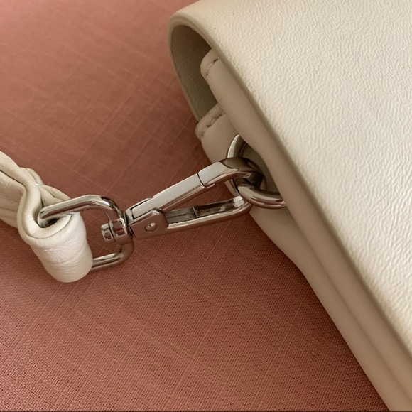 Minimalist leather crossbody bag - Picture 3 of 12